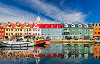 Malerisk udsigt over Vestaravag-havnen i Torshavn med traditionelle farverige bygninger og både ved kysten på Færøerne