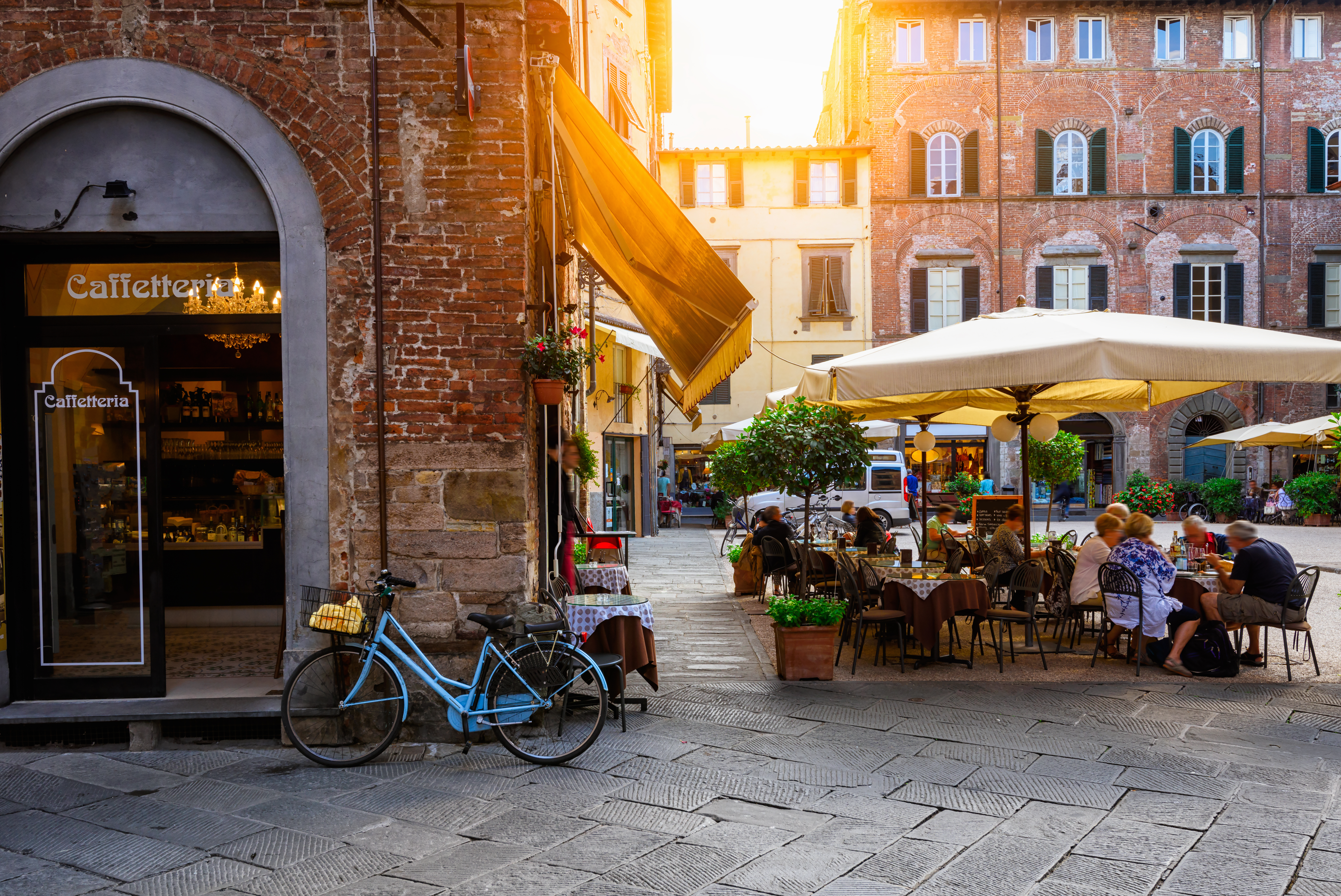 Hyggelig italiensk cafe på historisk piazza i Toscana med udendørs spisning