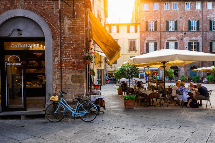 Hyggelig italiensk cafe på historisk piazza i Toscana med udendørs spisning