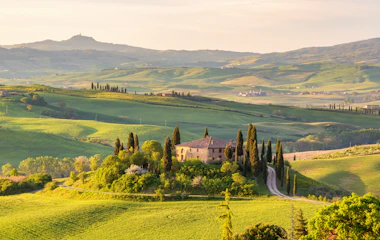 Idyllisk toscansk villa på bakketop nær Montecatini Terme, udgangspunkt for Andrea Bocelli koncert i Lajatico