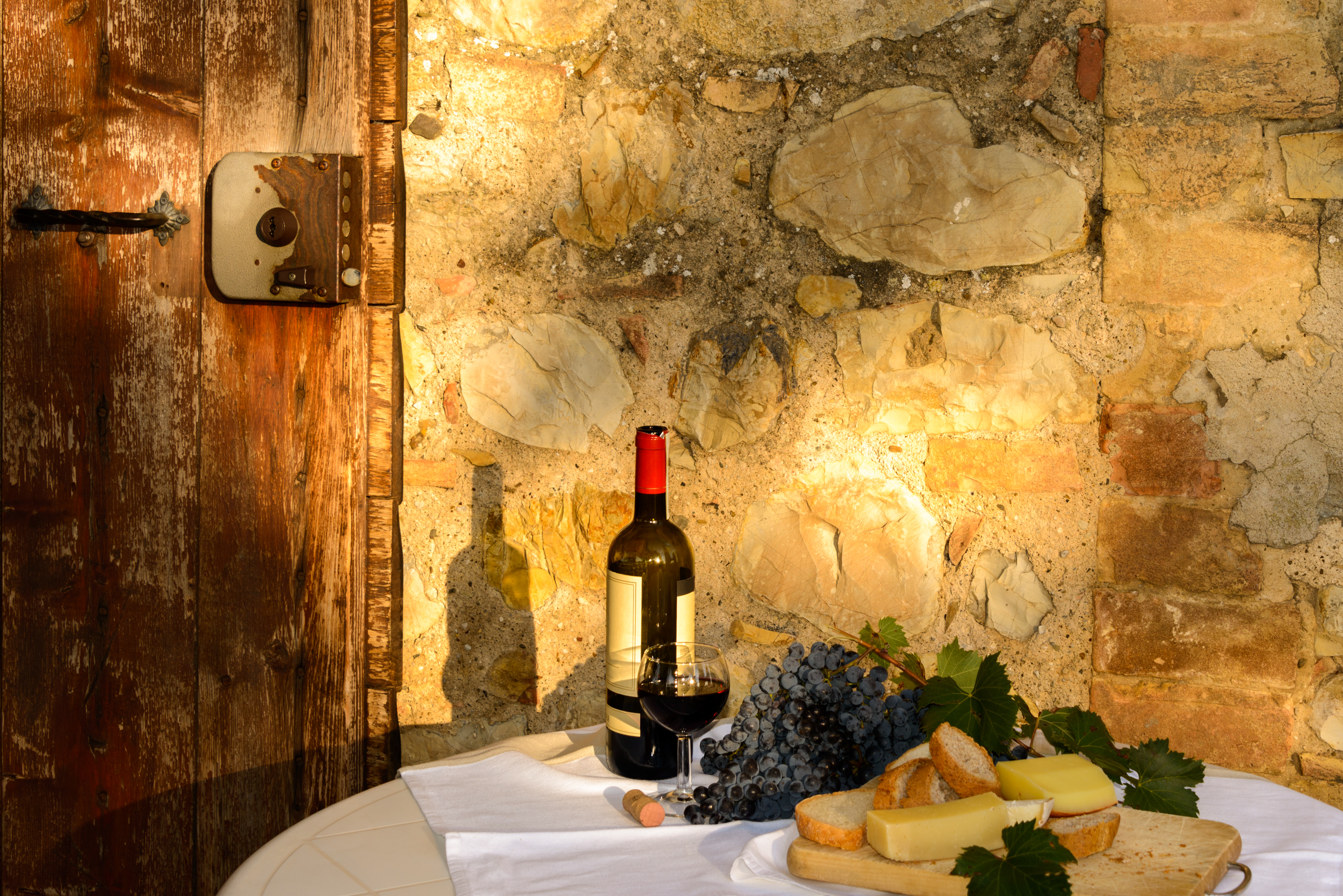 Autentisk vinsmagning med lokal pecorino ost og brød i Chianti-regionen i Toscana, perfekt til en gastronomisk rejseoplevelse i Italien