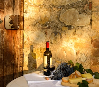 Autentisk vinsmagning med lokal pecorino ost og brød i Chianti-regionen i Toscana, perfekt til en gastronomisk rejseoplevelse i Italien