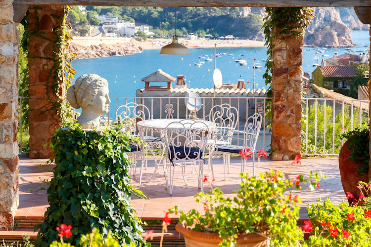 Panoramaudsigt over Tossa de Mar med middelalderslot, turkisblåt hav og sandstrand ved Costa Brava i Spanien