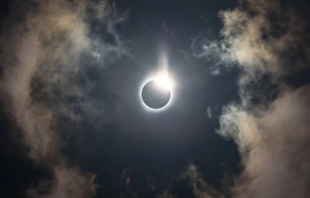 Total solformørkelse med diamond ring-effekt fotograferet i Zaragoza, Spanien - et sjældent astronomisk fænomen på vores specialrejse