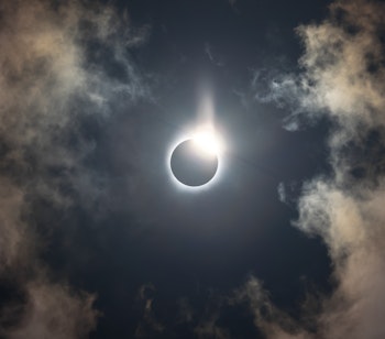 Total solformørkelse med diamond ring-effekt fotograferet i Zaragoza, Spanien - et sjældent astronomisk fænomen på vores specialrejse
