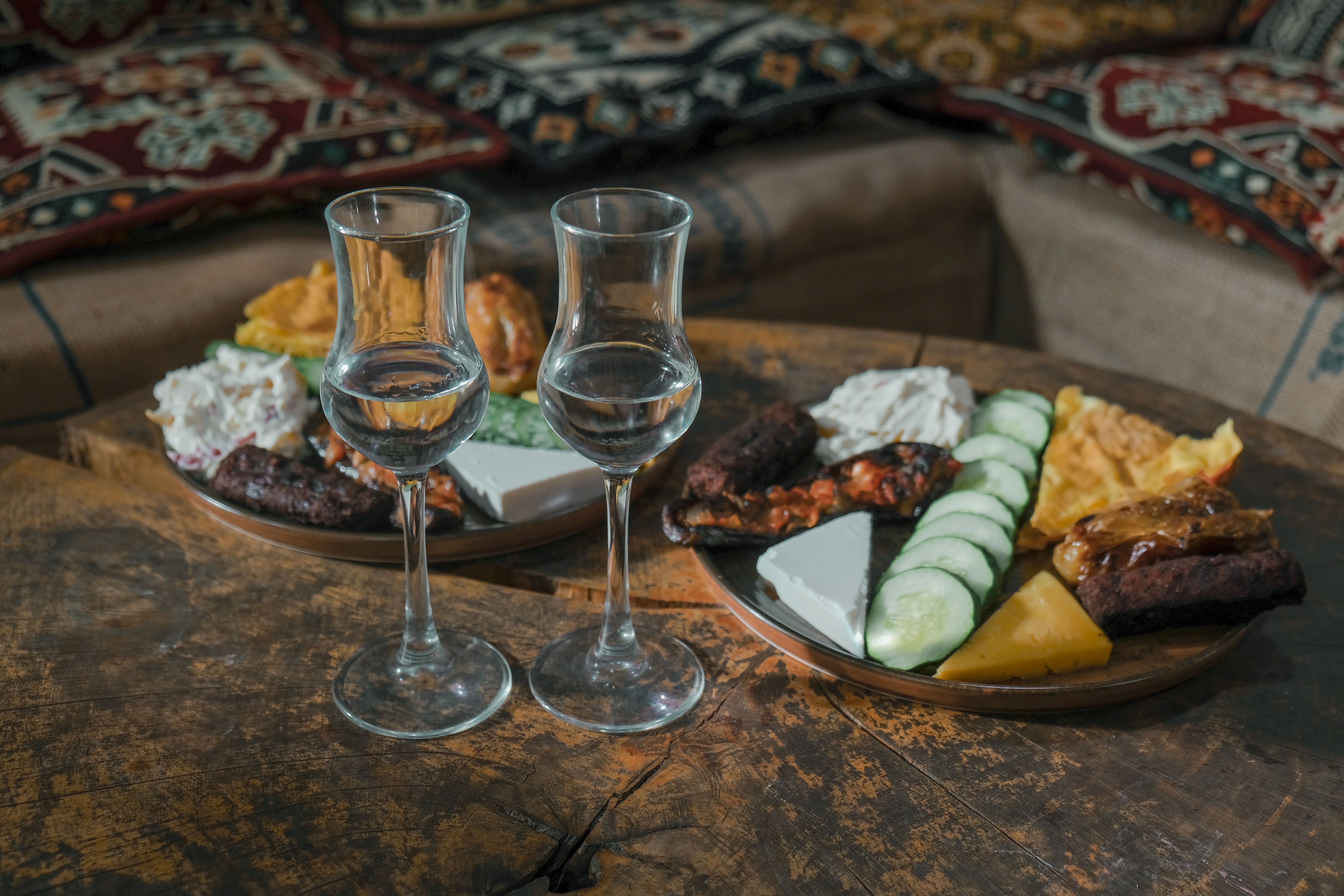 Traditionel albansk madfad med lokale specialiteter og hjemmelavet raki serveret på restaurant i Albanien