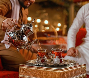 Traditionel arabisk kaffeceremoni i Oman der viser den berømte omanske gæstfrihed og beduinkultur