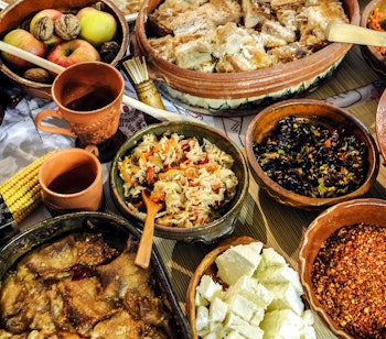 Traditionelle retter fra Balkans køkken serveret i autentiske fade, viser den rige kulinariske arv fra Serbien og Balkanregionen