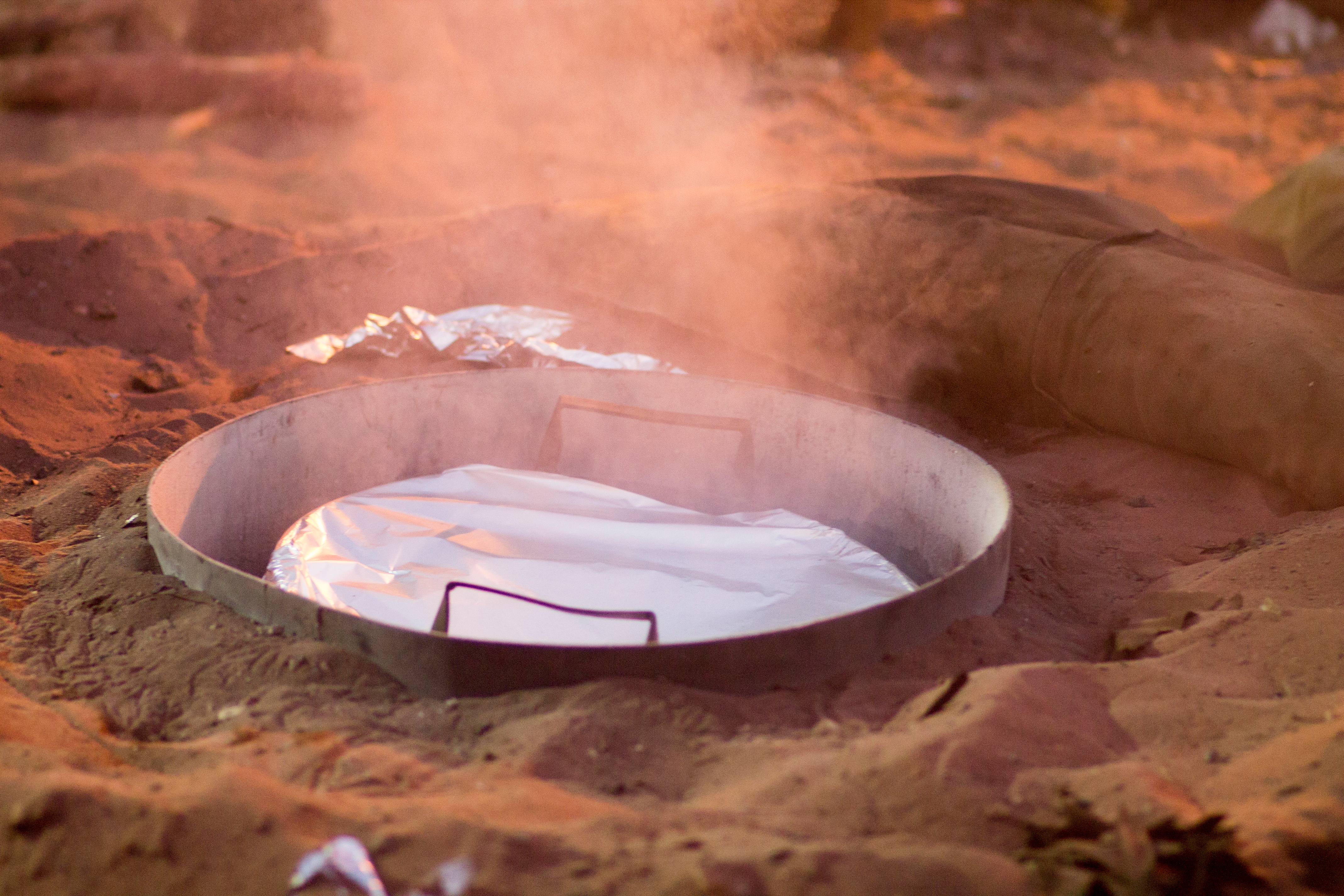 Autentisk beduin-middag serveret i telt i Wadi Rum-ørkenen i Jordan med traditionelle retter på bordet