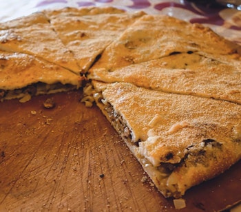Traditionel berberpizza (Medfouna) fra Rissani - en gylden marokkansk specialitet, som du kan smage på vores rundrejse i Marokko