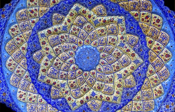 Traditionel blå keramik med islamiske mønstre fra Madaba i Jordan - autentisk mellemøstligt kunsthåndværk