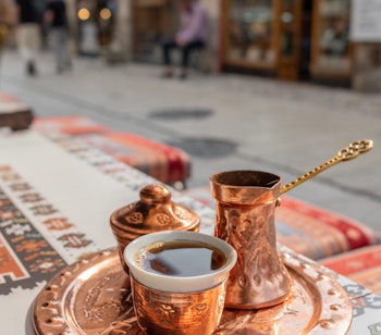 Traditionel bosnisk kaffe serveret i kobber cezve med komplet kahveni takum sæt i den gamle bydel af Sarajevo, Bosnien-Hercegovina