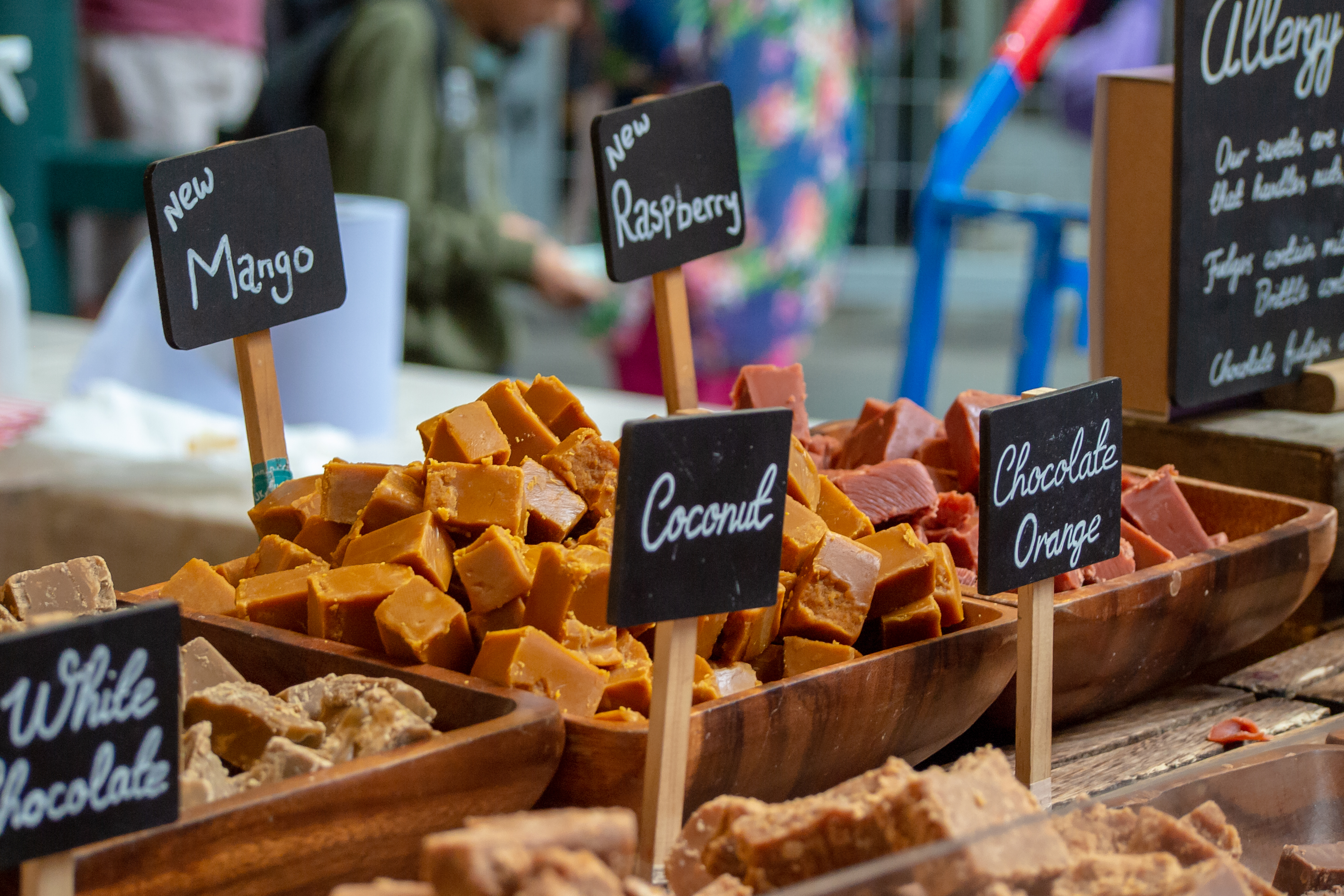 Farverig udstilling af traditionel britisk fudge med mango, hindbær og kokos på Borough Market i London