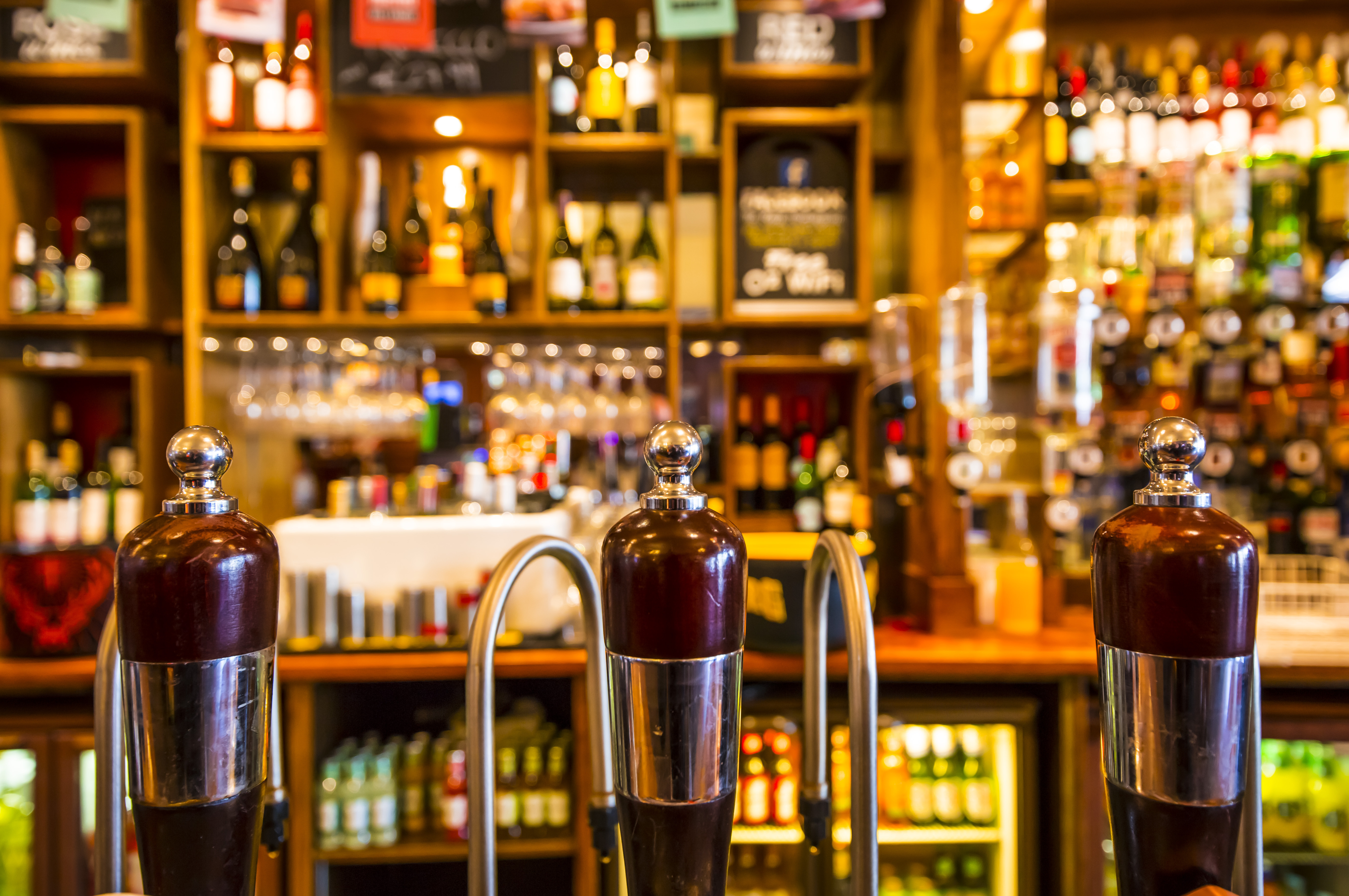 Traditionel britisk pub med ølhaner og flasker i London bar
