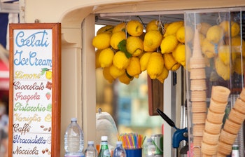 Farverig citron-iskiosk på Capri med friske citroner og traditionel italiensk gelato, perfekt sommeroplevelse ved Middelhavet
