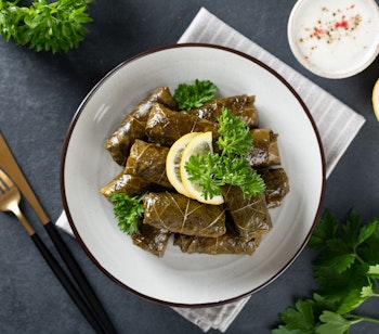 Traditionel dolma - fyldte vinblade med ris serveret med citron, en specialitet fra det græske og tyrkiske køkken