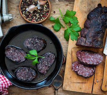 Traditionel estisk blodpølse (verivorst) fra Tallinn - en lokal delikatesse der repræsenterer det autentiske estiske køkken med nordiske og russiske indflydelser