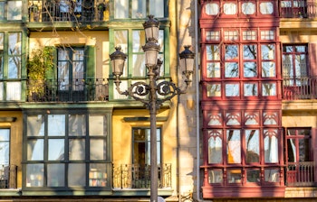 Farverige traditionelle bygninger med balkoner i Bilbaos gamle bydel, Baskerlandet, Spanien