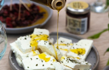 Traditionel græsk fetaost og Kalamata olivenolie - autentiske kulinariske specialiteter fra Peloponnes