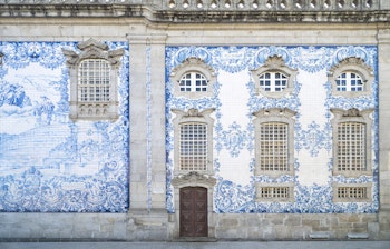 Historisk kirke med traditionelle blå azulejo-fliser på Praca dos Leoes pladsen i Porto, Portugal