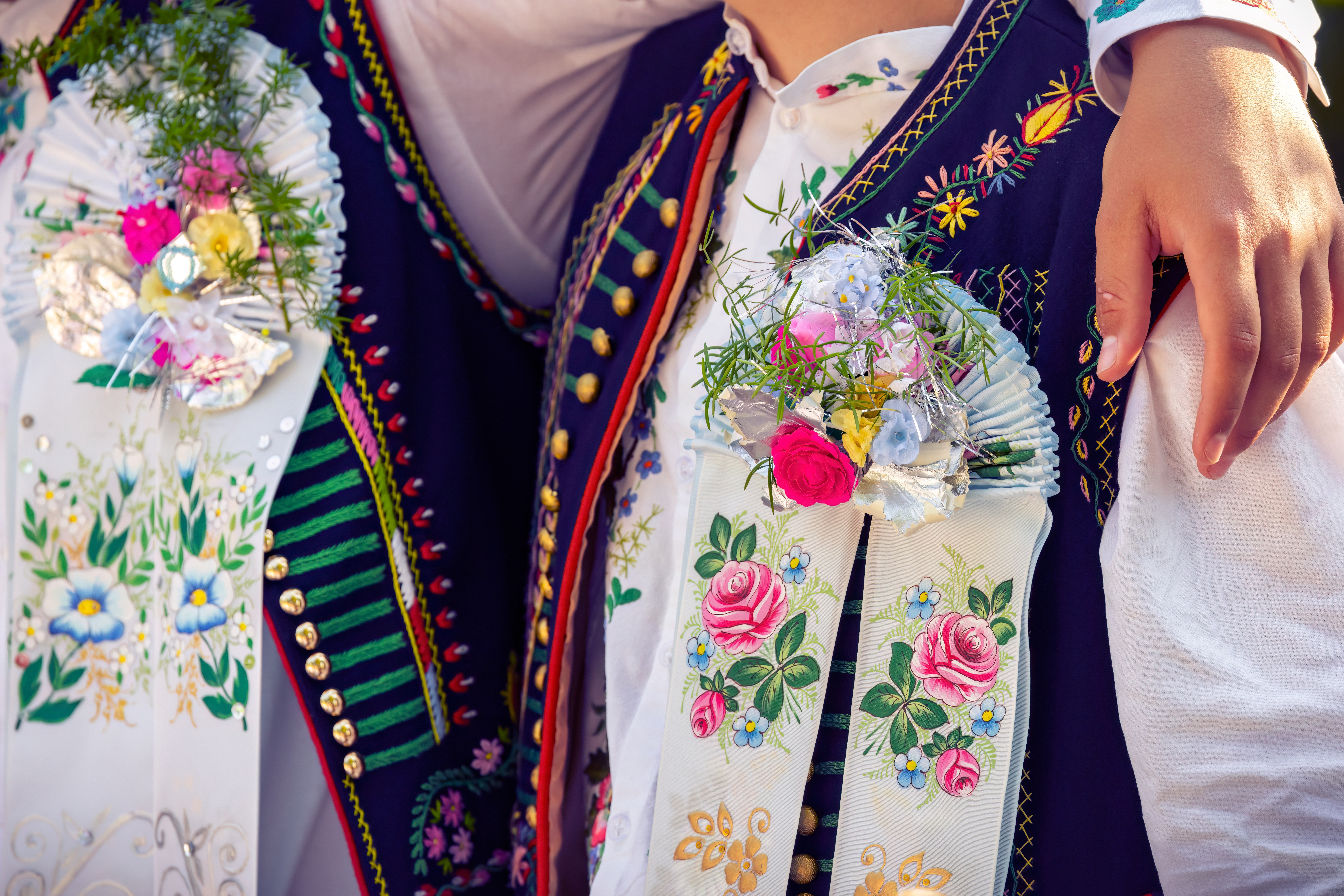 Traditionel europæisk folkedragt med broderede blomstermønstre og farverige detaljer