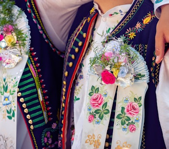 Traditionel europæisk folkedragt med broderede blomstermønstre og farverige detaljer
