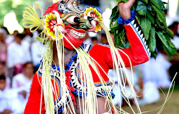 Traditionel Garayaka maskeret danser udfører farverig kulturel optræden i Sri Lanka iført ceremoniel dragt