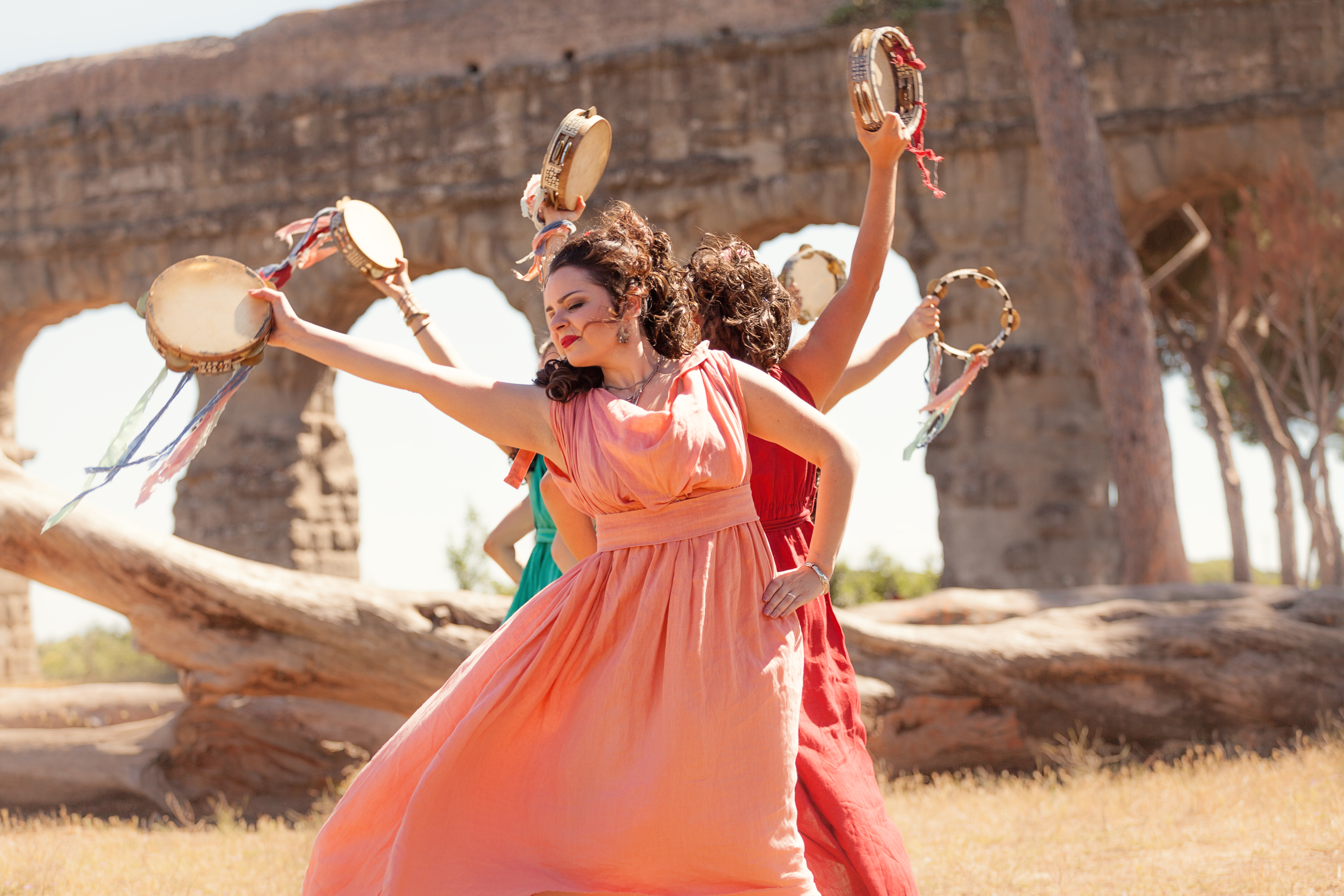 Unge kvinder i traditionelle græske dragter udfører rituel dans under kulturel fejring i Grækenland