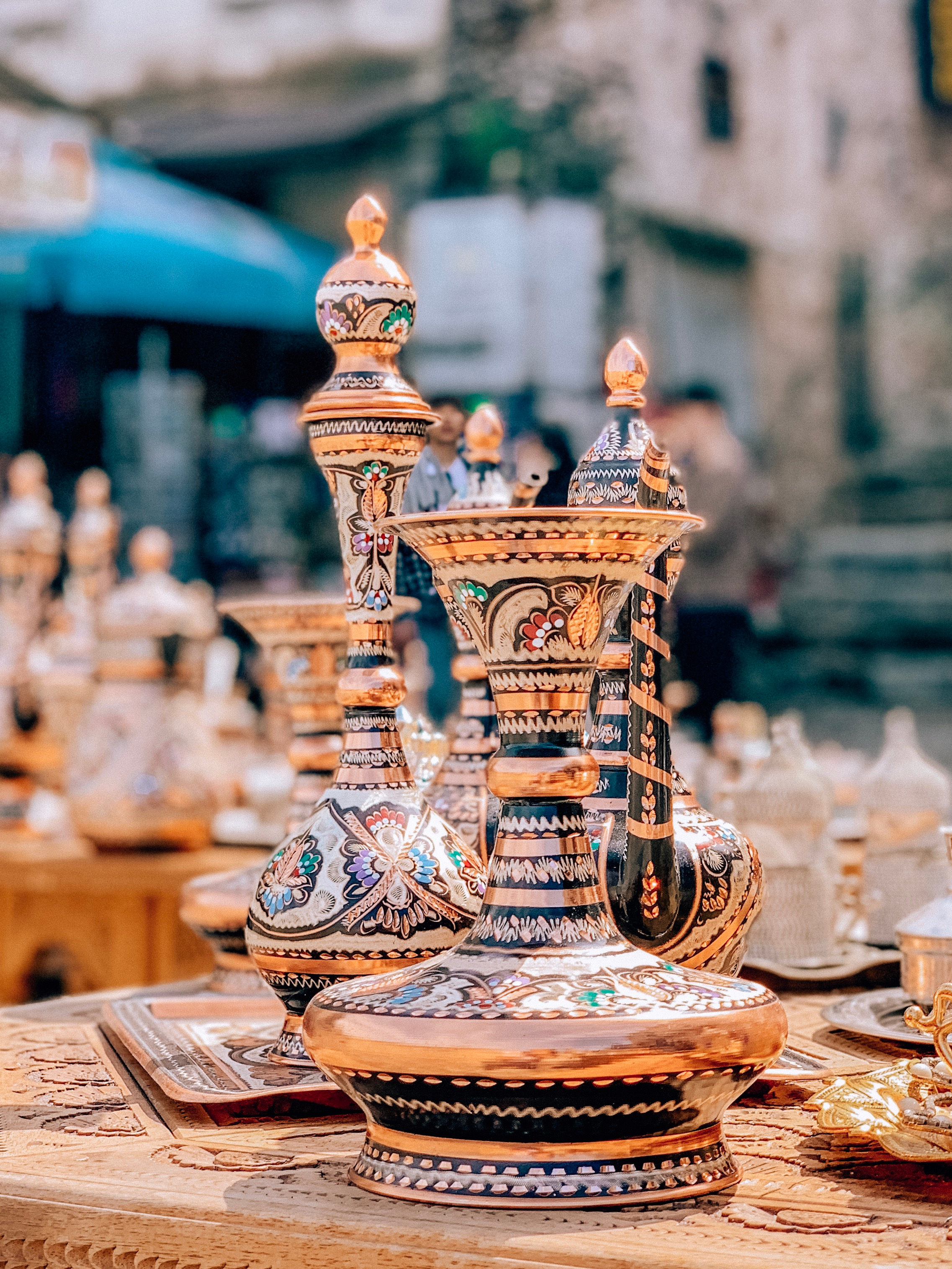 Traditionel mellemøstlig keramik og dekorative potter udstillet på autentisk bazar marked