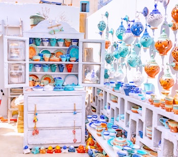 Farverig souvenirbutik med traditionel græsk keramik og håndlavet kunsthåndværk i Oia på Santorini