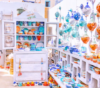 Farverig souvenirbutik med traditionel græsk keramik og håndlavet kunsthåndværk i Oia på Santorini