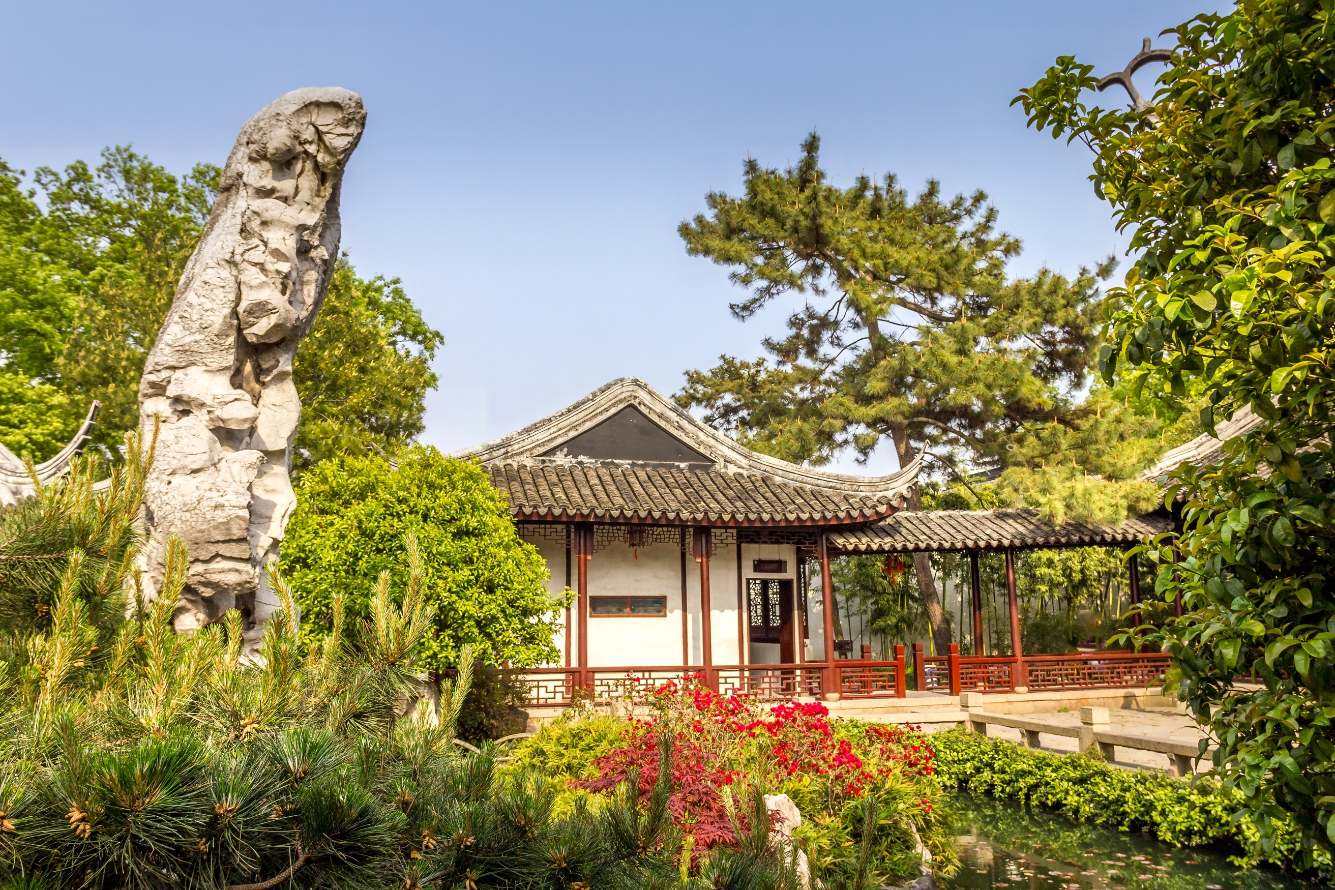 Traditionel kinesisk have med pagode-pavilion og frodig vegetation i Shanghai