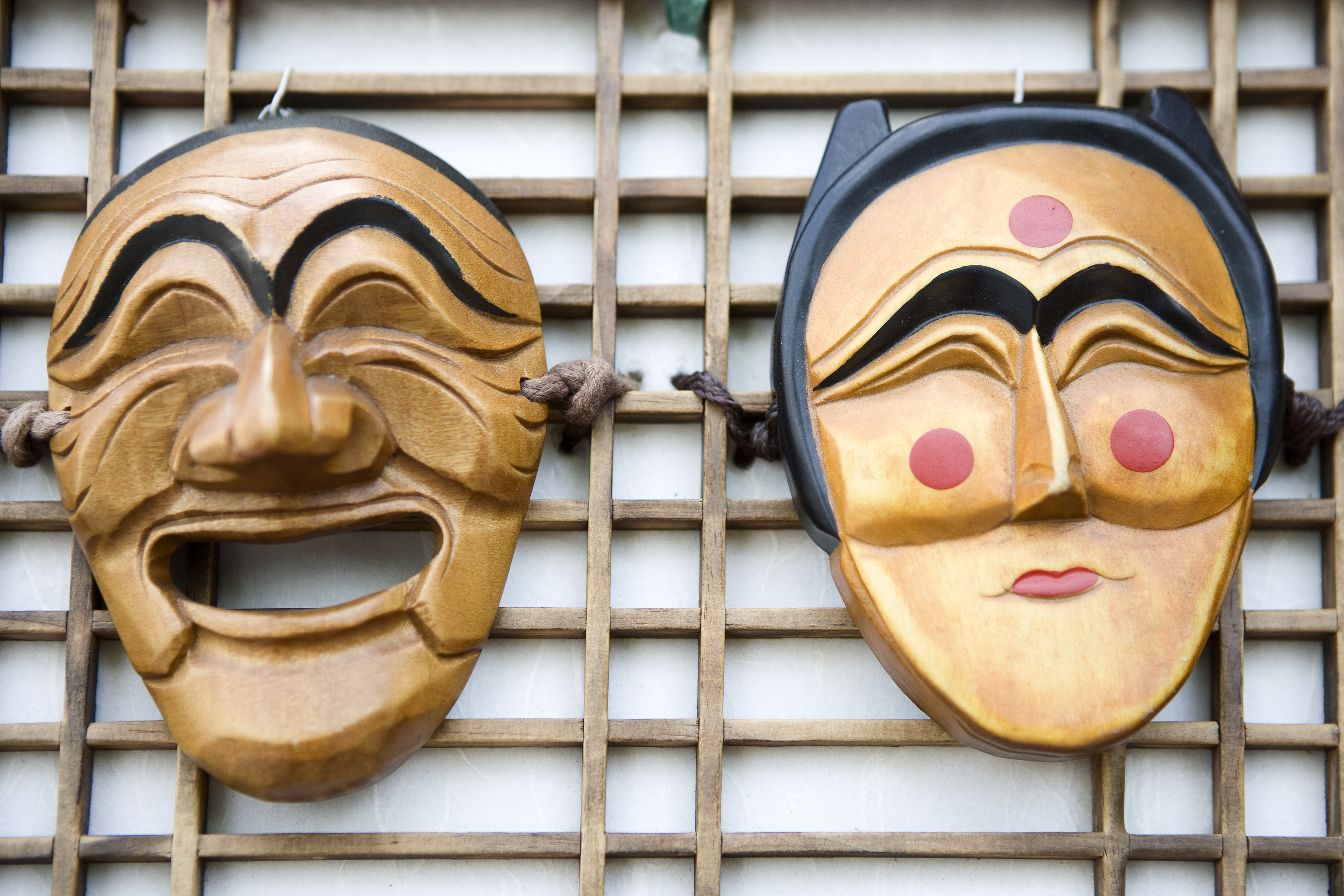 Farverig traditionel koreansk Hahoetal-maske i træ, et ikonisk kulturelt håndværk fra Hahoe-landsbyen, ofte solgt som souvenir i Insadong-kvarteret i Seoul, Sydkorea