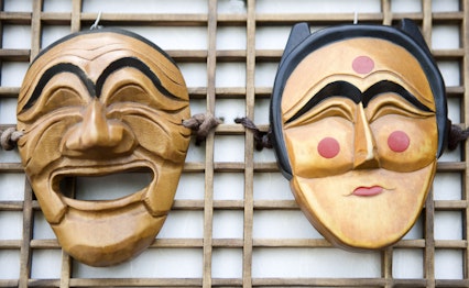 Farverig traditionel koreansk Hahoetal-maske i træ, et ikonisk kulturelt håndværk fra Hahoe-landsbyen, ofte solgt som souvenir i Insadong-kvarteret i Seoul, Sydkorea