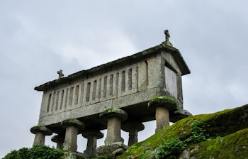Traditionel stenkornlade i Soajo landsby i Nordportugal, brugt til opbevaring og tørring af korn med karakteristisk portugisisk landbrugsarkitektur