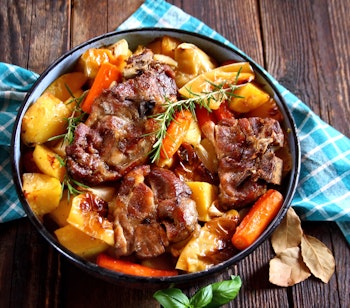 Traditionel kroatisk Peka-ret med kød og grøntsager tilberedt under jernklokke i Split - autentisk dalmatisk madkultur