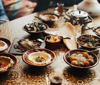 Traditionel mellemøstlig meze med hummus, falafel og små retter serveret i en autentisk restaurant i Jordan