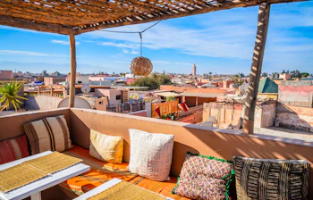 Autentisk marokkansk café-interiør i Marrakech med farverige puder, traditionelle møbler og kulturel stemning