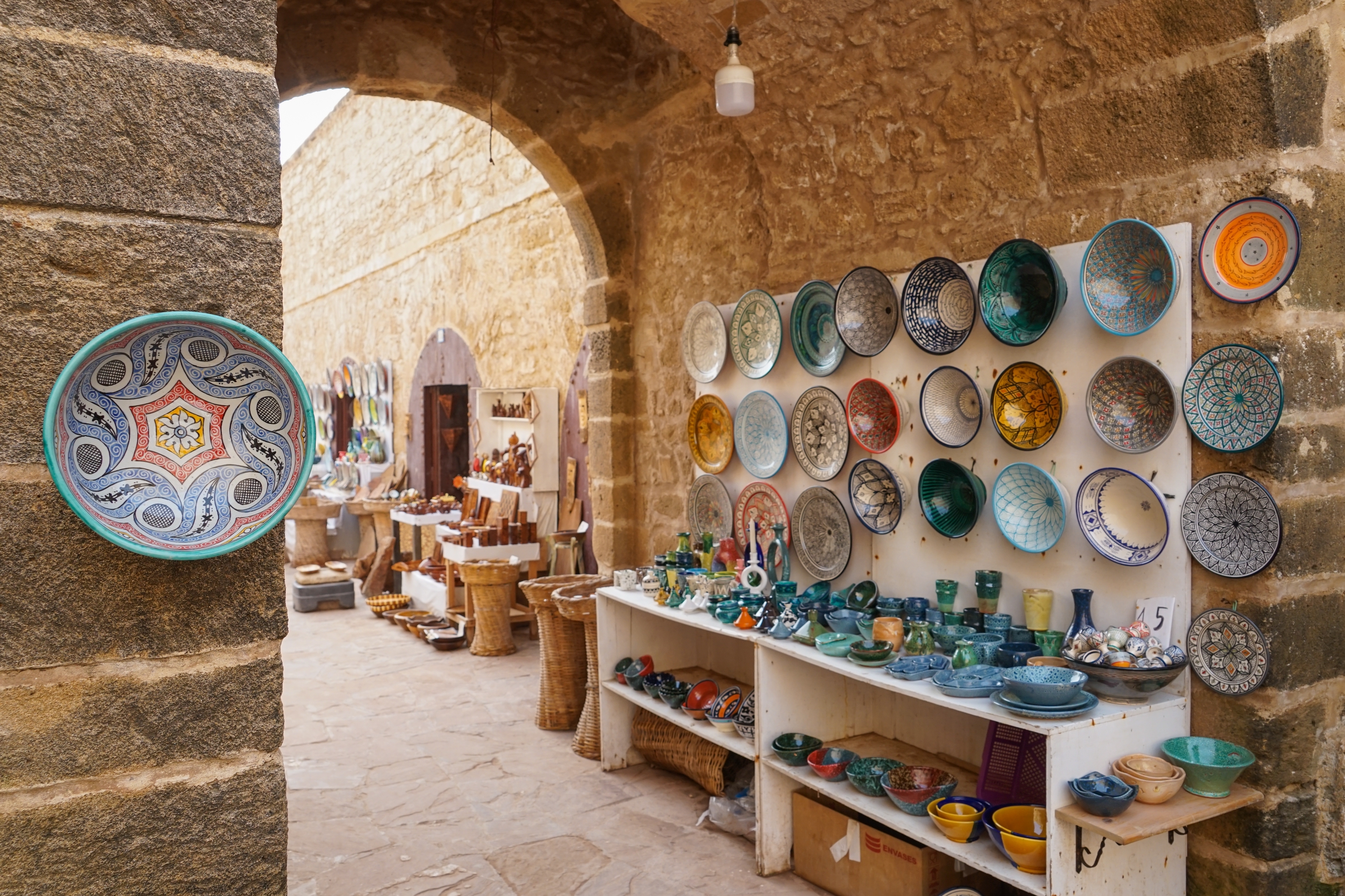Farverig håndlavet keramik på det traditionelle marked i Essaouira, Marokko - en autentisk kulturoplevelse