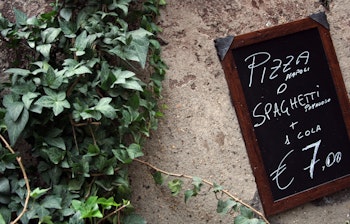 Traditionel italiensk menu ved en hyggelig rustik restaurant i Rom, perfekt til madoplevelser på din ferie i Italien