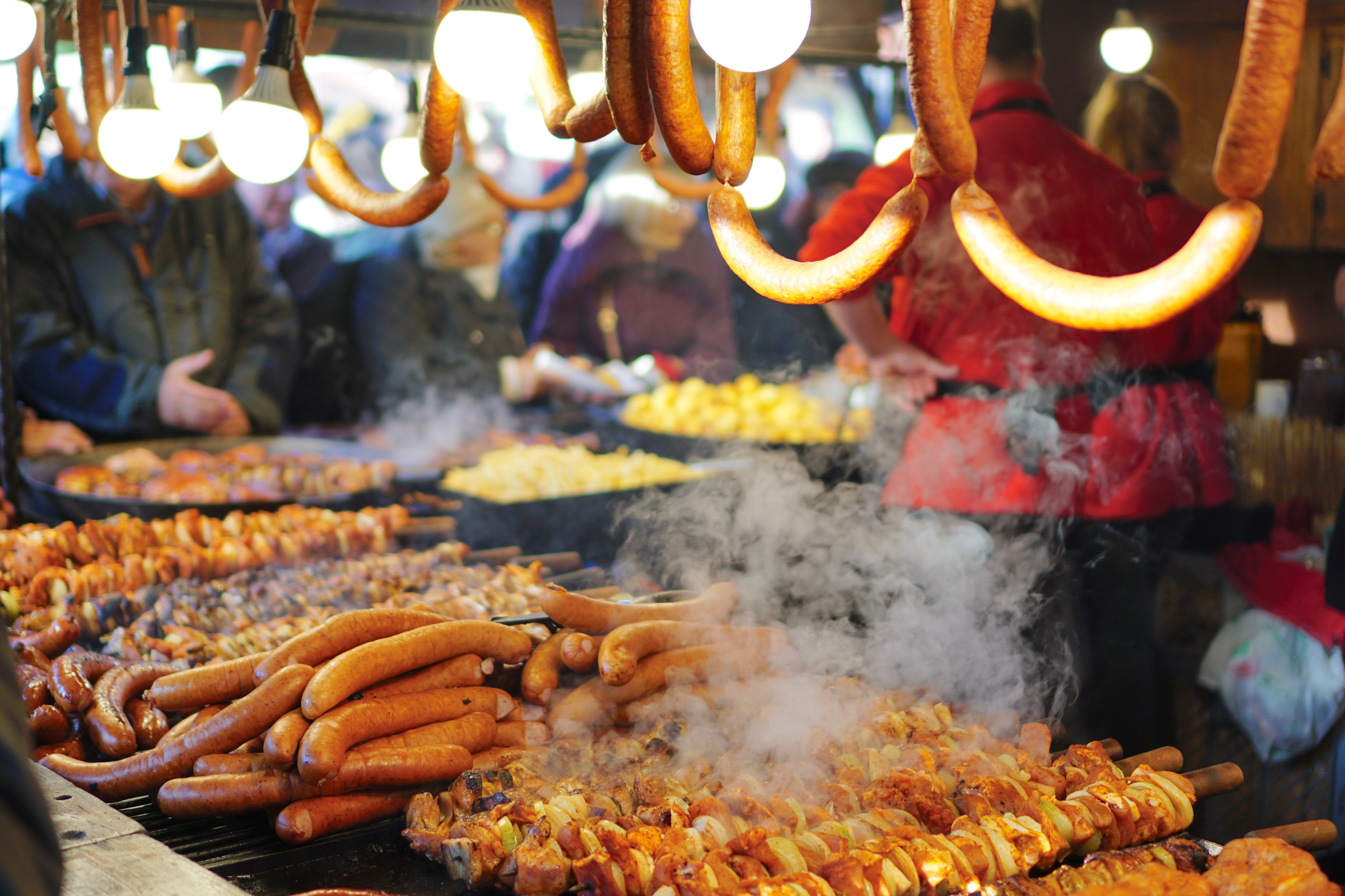 Traditionelle polske pølser og grillmad på en madbod på julemarkedet i Krakow, Polen