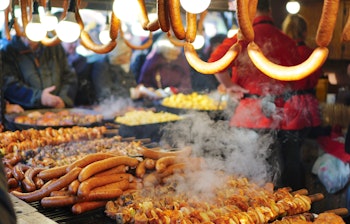 Traditionelle polske pølser og grillmad på en madbod på julemarkedet i Krakow, Polen