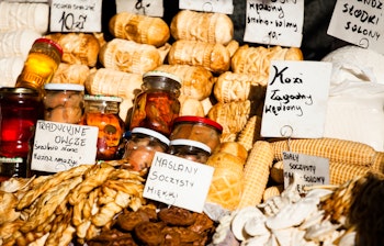 Traditionel polsk røget oscypek-ost på udendørs marked i Zakopane, en lokal delikatesse fra Tatra-bjergene