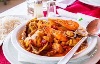 Traditionel portugisisk cataplana med friske skaldyr og sauce serveret i Albufeira, en lokal gourmet specialitet fra Algarve-regionen