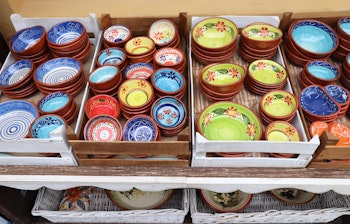 Farverige traditionelle portugisiske keramik og håndlavede souvenirs i en butik i Albufeira, Portugal