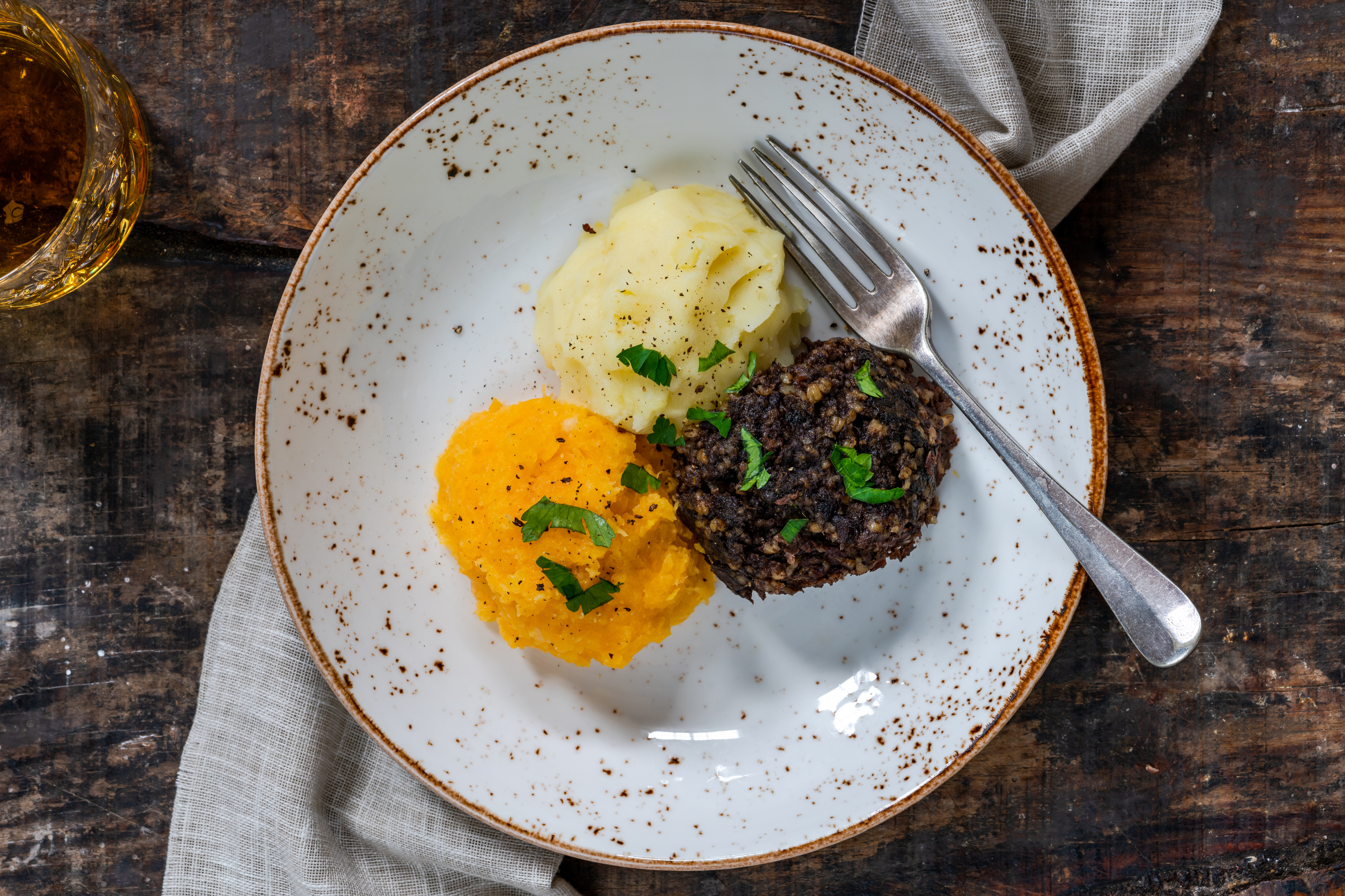 Traditionel skotsk haggis serveret med neeps og tatties, en autentisk skotsk nationalret der nydes ved Burns Night fejringer