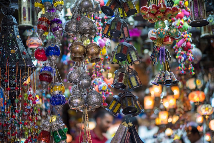 Farverige souvenirs og håndværk udstillet i den historiske Mutrah souk i Muscat, Oman på rundrejse
