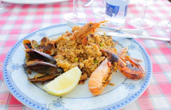 Traditionel spansk seafood paella med muslinger og rejer serveret på restaurant i Costa Brava