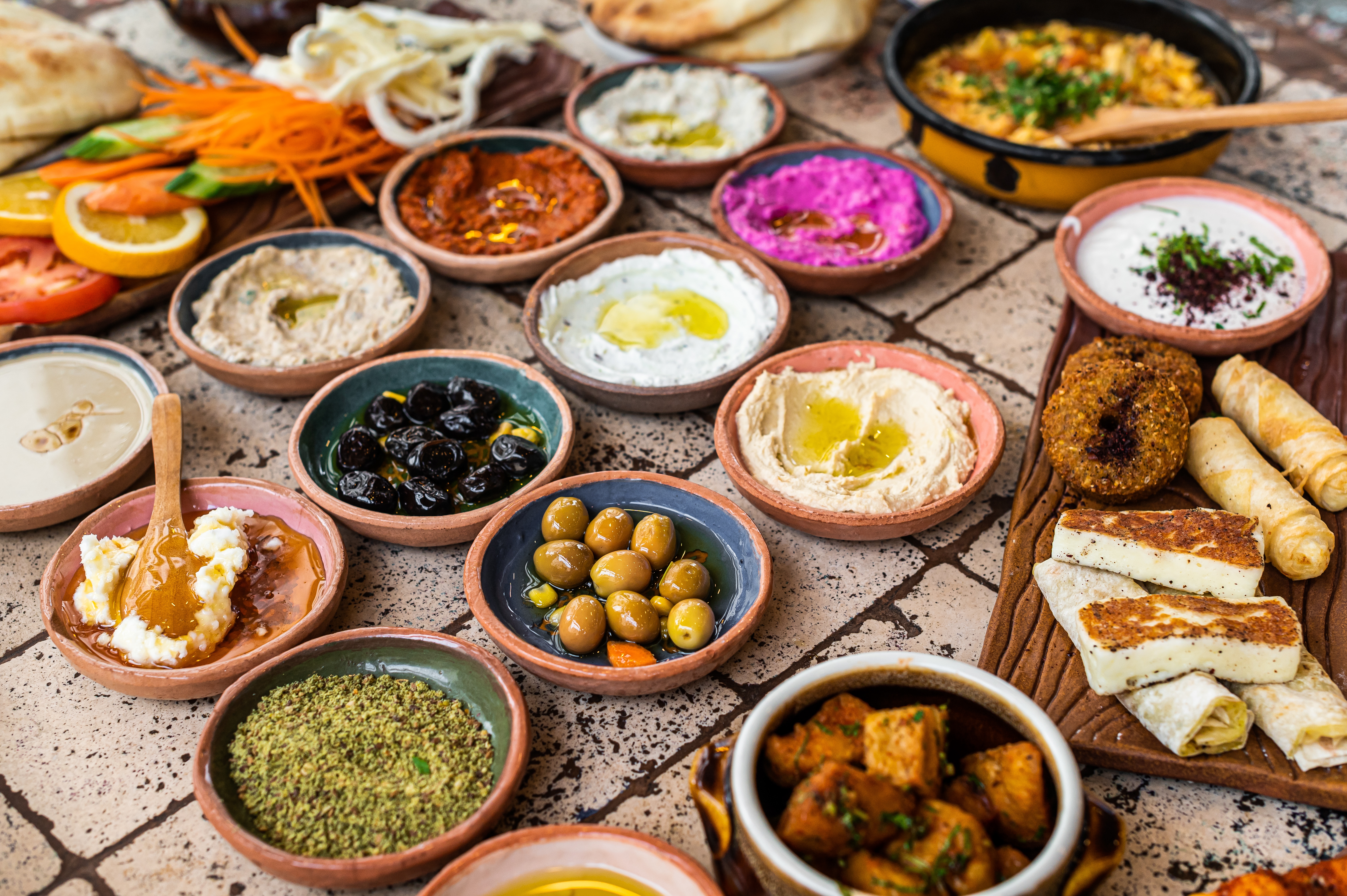 Traditionel tyrkisk morgenmad (kahvalti) serveret i restaurant med oste, oliven, grøntsager og brød - oplevelser på rejser til Tyrkiet