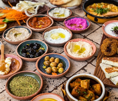 Traditionel tyrkisk morgenmad (kahvalti) serveret i restaurant med oste, oliven, grøntsager og brød - oplevelser på rejser til Tyrkiet